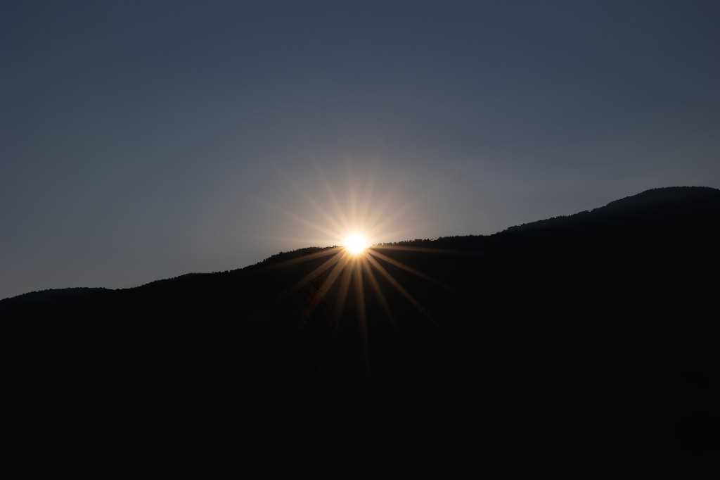 Sluneční obloha nad horami