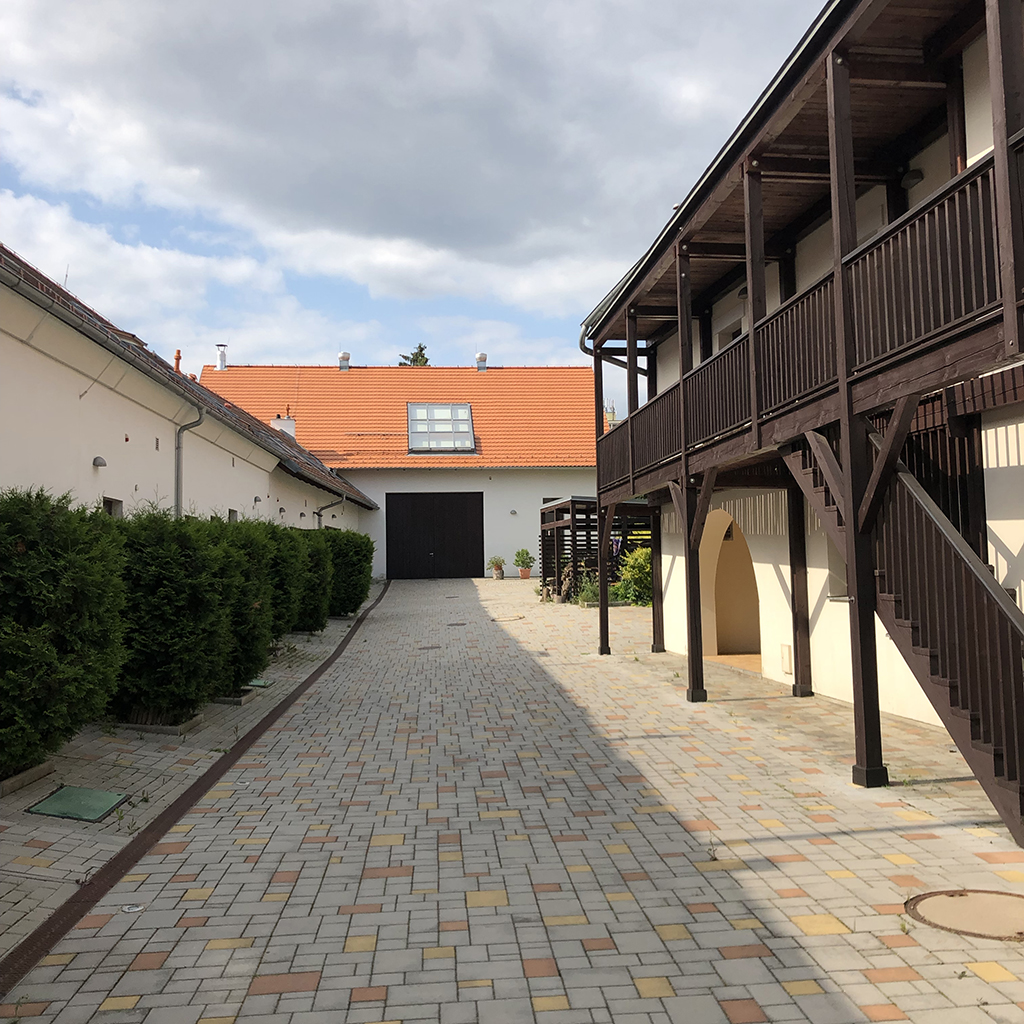 Kancelář Lumbio – dvůr a zázemí