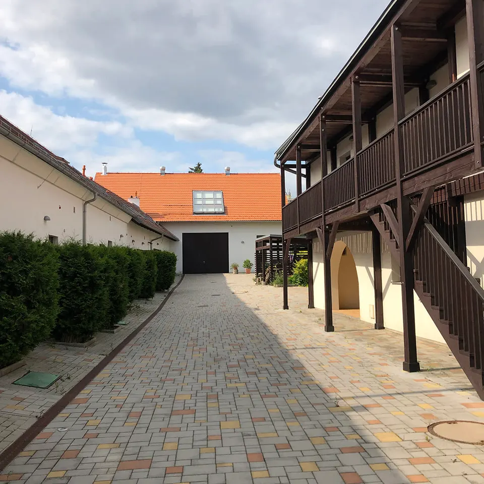Kancelář Lumbio – dvůr a zázemí